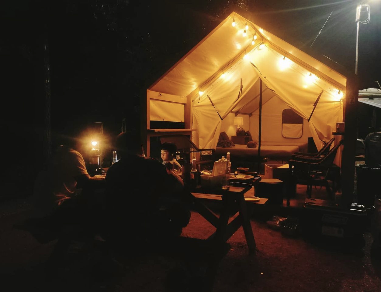 Family dinner at Glamping Cabin