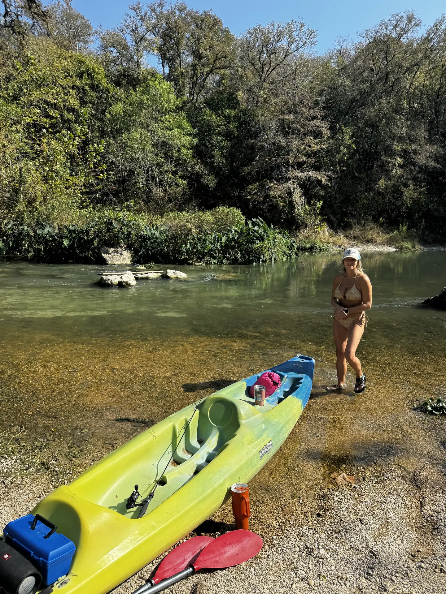 kayak-shore-spring.webp